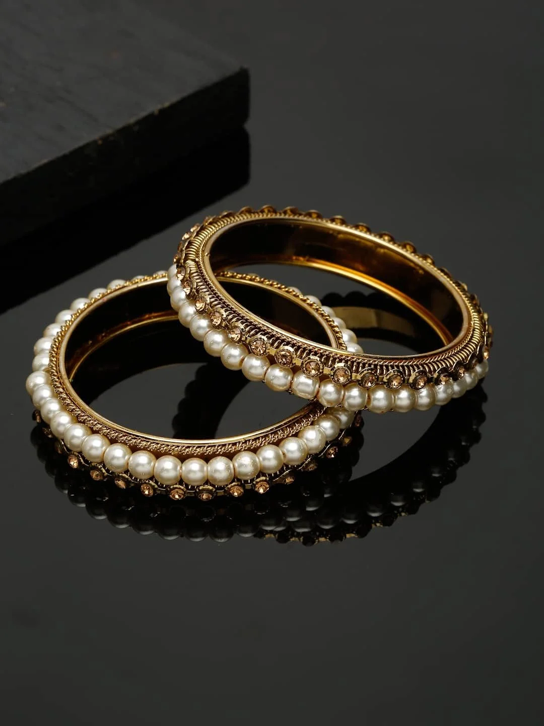 ست 2 عددی النگو زنانه شیک و سنتی با روکش طلایی عتیقه جدیدترین مدل از برند شاینینگ دیوا، سایز 2.8، جنس فلز، بدون سنگ قیمتی ست 2 عددی النگو زنانه شیک و سنتی با روکش طلایی عتیقه جدیدترین مدل از برند شاینینگ دیوا، سایز 2.8، جنس فلز، بدون سنگ قیمتی