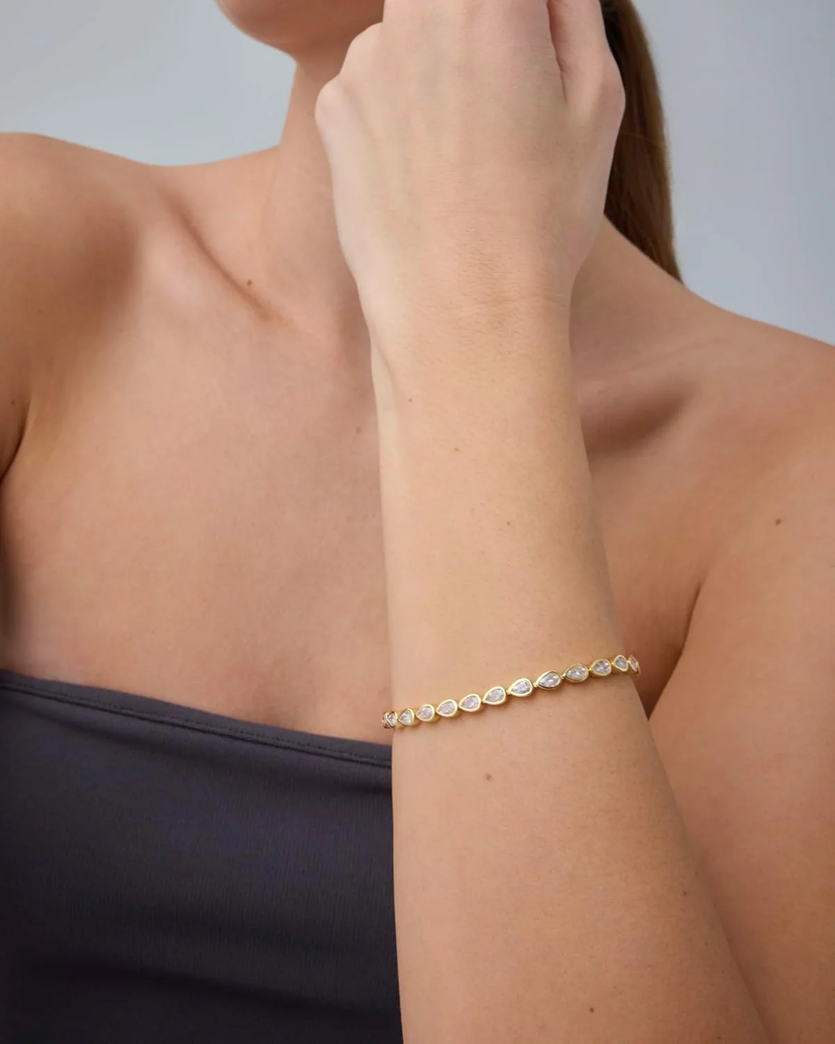 دستبند تنیس زنانه پاوی با روکش طلای 14 عیار و نگین های زیرکونیا | دستبند طلایی با سنگ های گرد، گلابی، قلبی و تراش درخشان | سایز 6.5-7.5 اینچ