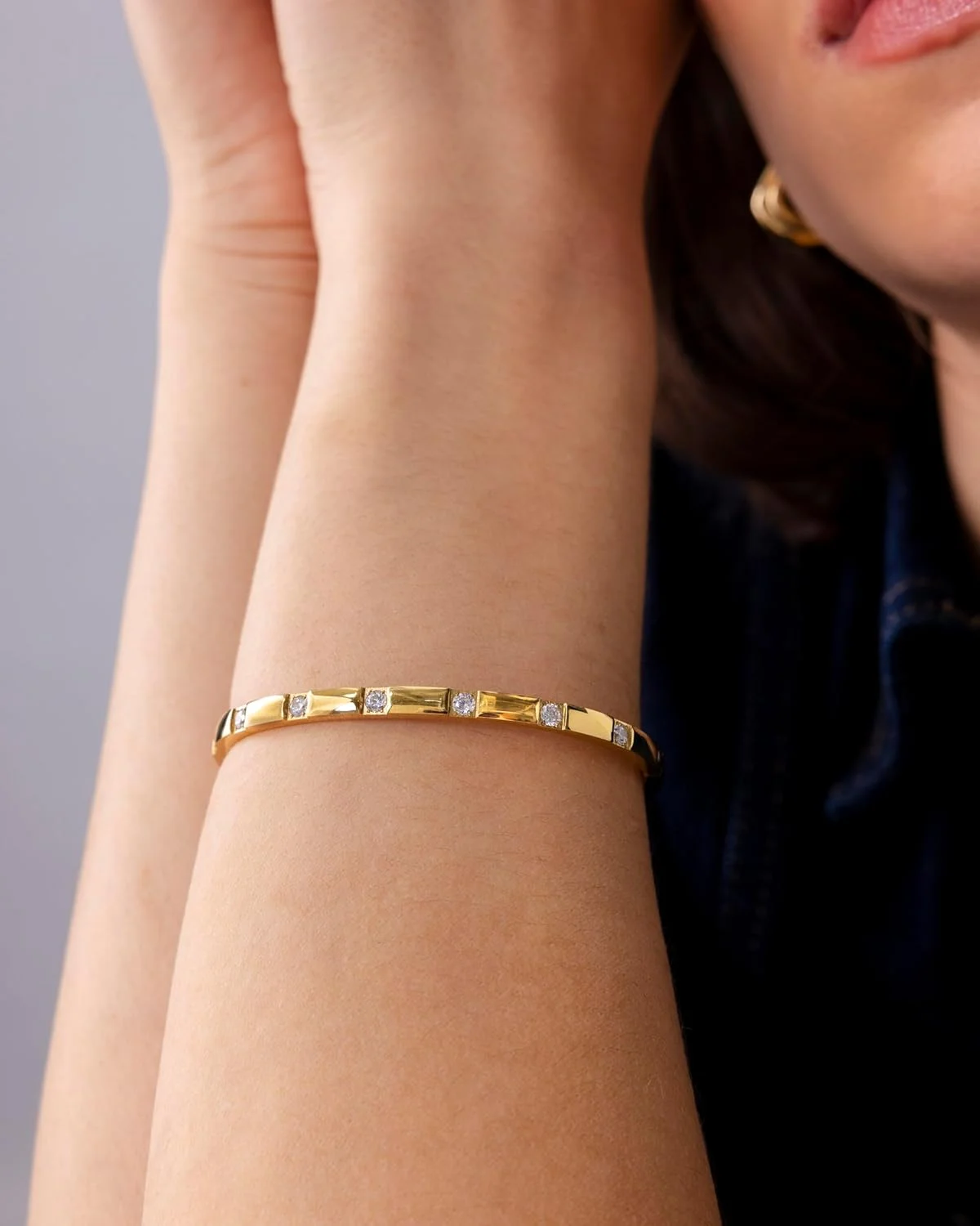 دستبند النگویی باریک زنانه پاوی با روکش طلای 14 عیار و استیل ضد زنگ | دستبند نازک با سنگ های زیرکونیا