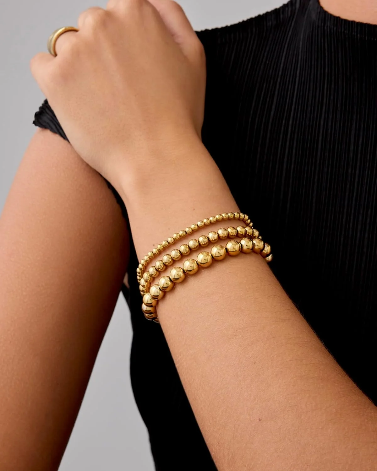 دستبند مهره ای روکش طلای 14 عیار پاویو برای زنان | ست 3 عددی دستبند طلایی کشسان