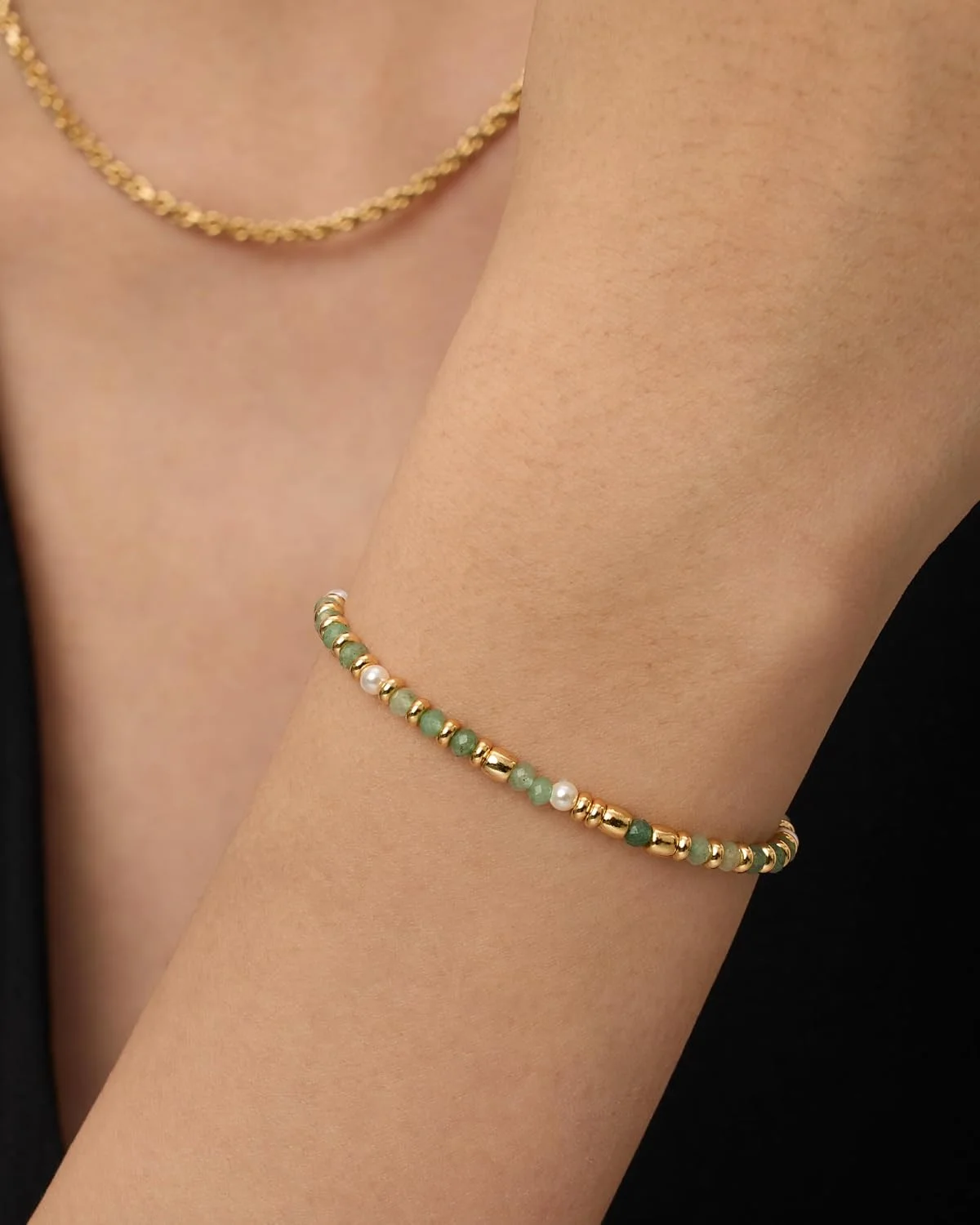 دستبند مهره دار با روکش طلای 14 عیار زنانه | دستبند کشویی قابل تنظیم رنگی به سبک بوهو | مروارید آب شیرین، یشم صورتی، آمازونیت، سودالیت، مهره های لابرادوریت