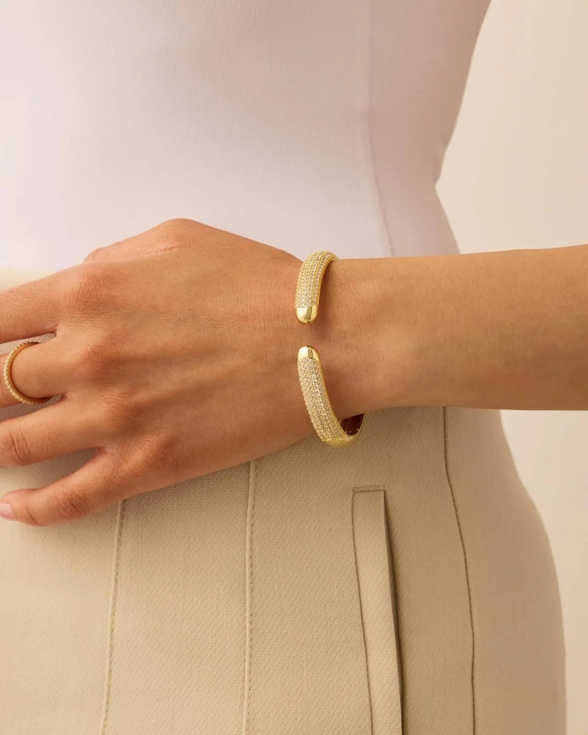 دستبند النگویی زنانه پاوی با روکش طلای 14 عیار و نگین های زیرکونیا - دستبندهای شیک