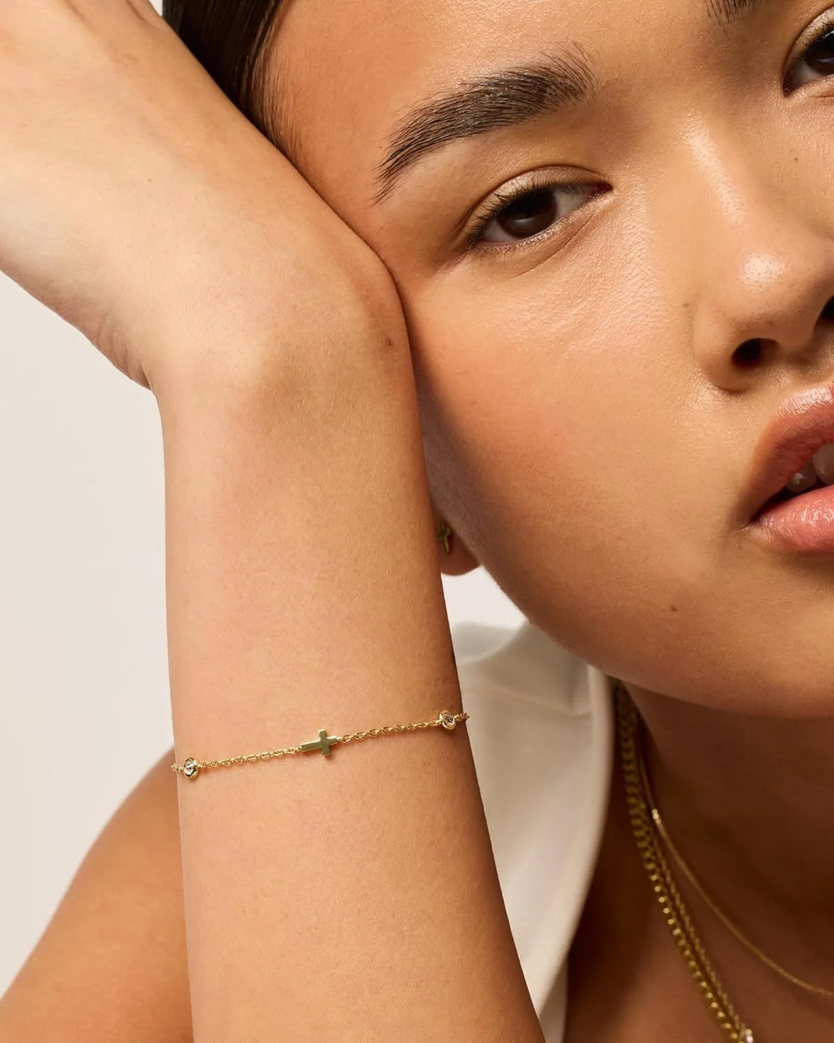 دستبند زنجیری صلیب با روکش طلای 14 عیار و نگین های اتمی زنانه پاوی | دستبند ایمان قابل تنظیم با زیرکونیا