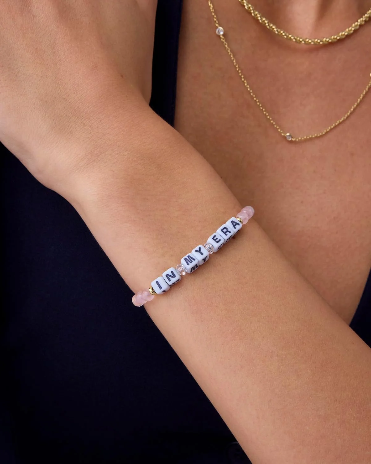 دستبندهای مهره‌ای سنگ‌های قیمتی چشم نظر مانترا رنگی روکش طلای 14 عیار PAVOI برای زنان | دستبندهای مهره‌ای دوستی قابل تنظیم با کلمات | دستبند تاییدی "در دوران من"