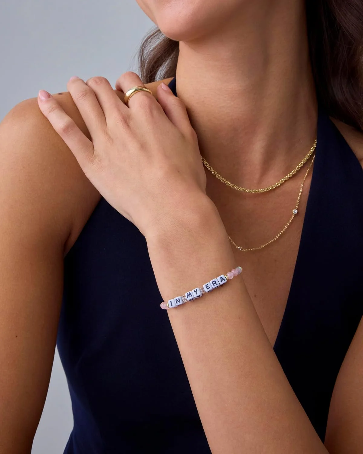 دستبندهای مهره‌ای سنگ‌های قیمتی چشم نظر مانترا رنگی روکش طلای 14 عیار PAVOI برای زنان | دستبندهای مهره‌ای دوستی قابل تنظیم با کلمات | دستبند تاییدی "در دوران من"