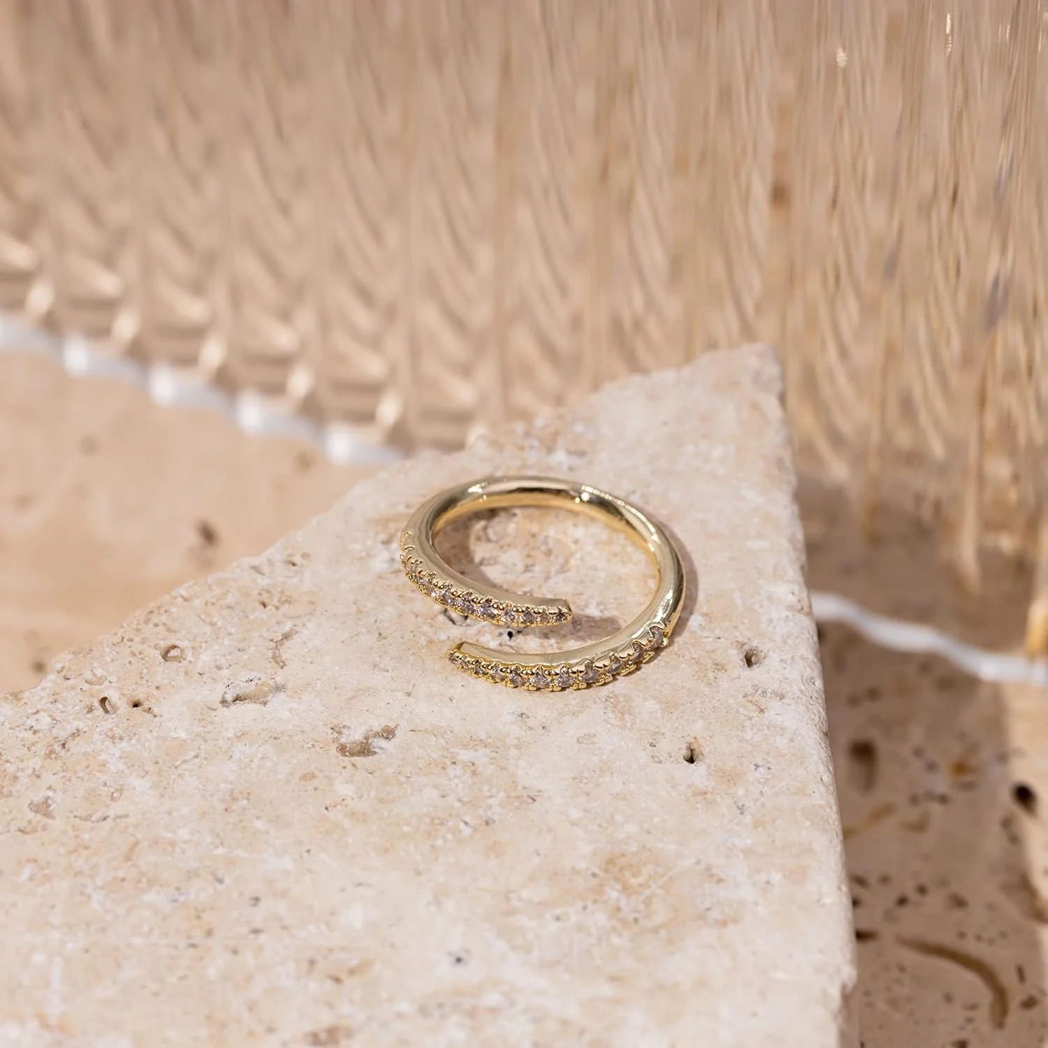 حلقه زنانه پاوی طرح پیچ ابدی باز با روکش طلای 14 عیار و نگین زیرکونیا حلقه زنانه پاوی طرح پیچ ابدی باز با روکش طلای 14 عیار و نگین زیرکونیا