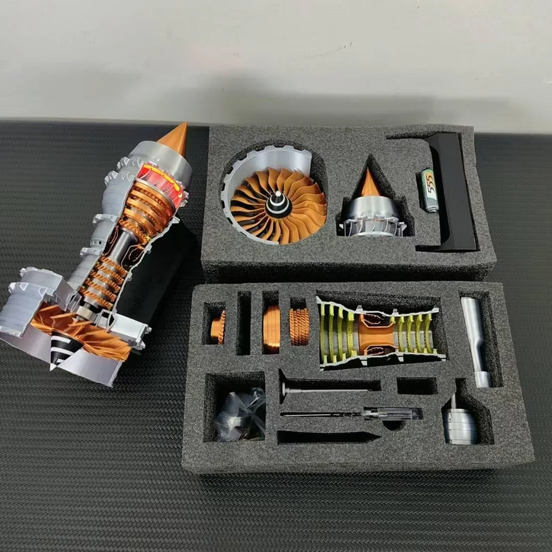 مدل کیت موتور توربوفن هواپیمای شبیه سازی شده KAROYD Trent 900 با نور LED، مدل موتور قابل بهره برداری مونتاژ DIY، اسباب بازی های علمی مکانیکی (بیش از 50 قطعه / رنگ برنجی)