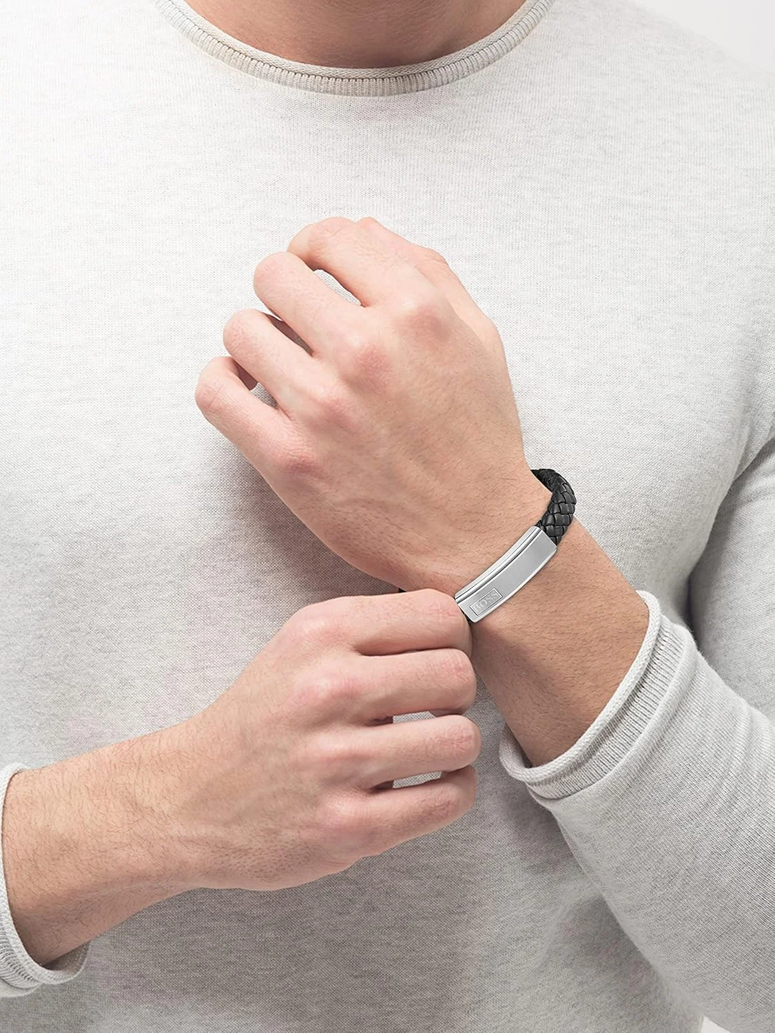 دستبند مردانه مجموعه LANDER از BOSS Jewelry، موجود در رنگ های مشکی یا آبی دستبند مردانه مجموعه LANDER از BOSS Jewelry، موجود در رنگ های مشکی یا آبی