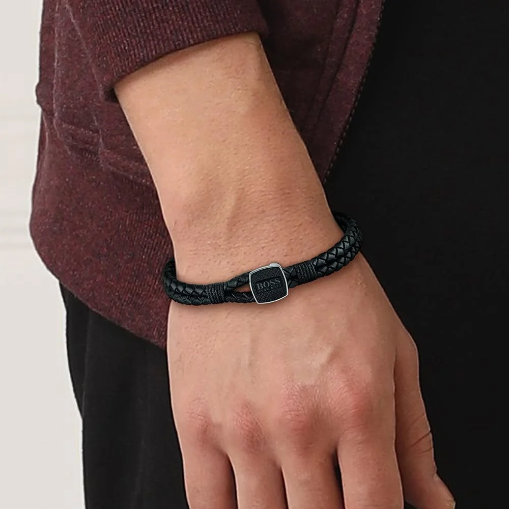 دستبند مردانه کالکشن SEAL از BOSS Jewelry، موجود در رنگ های مشکی یا قهوه ای دستبند مردانه کالکشن SEAL از BOSS Jewelry، موجود در رنگ های مشکی یا قهوه ای