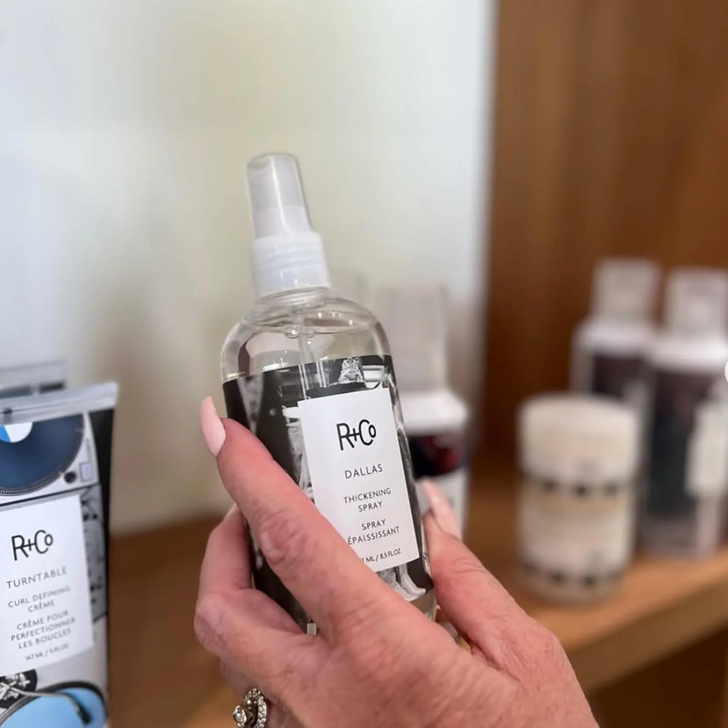 اسپری حجم دهنده مو آر + کو دالاس - 251 میلی لیتر اسپری حجم دهنده مو آر + کو دالاس - 251 میلی لیتر