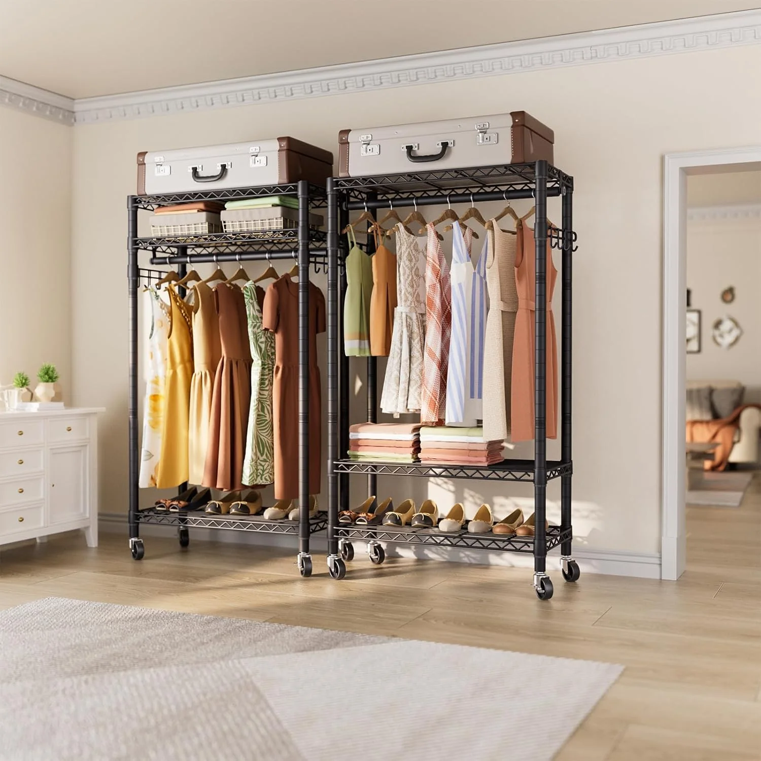 رگال لباس سنگین، رگال لباس چرخ دار، قفسه سیمی 3 طبقه قابل تنظیم برای آویزان کردن لباس با میله آویز و قلاب های جانبی، رگال فلزی قابل حمل کمد لباس