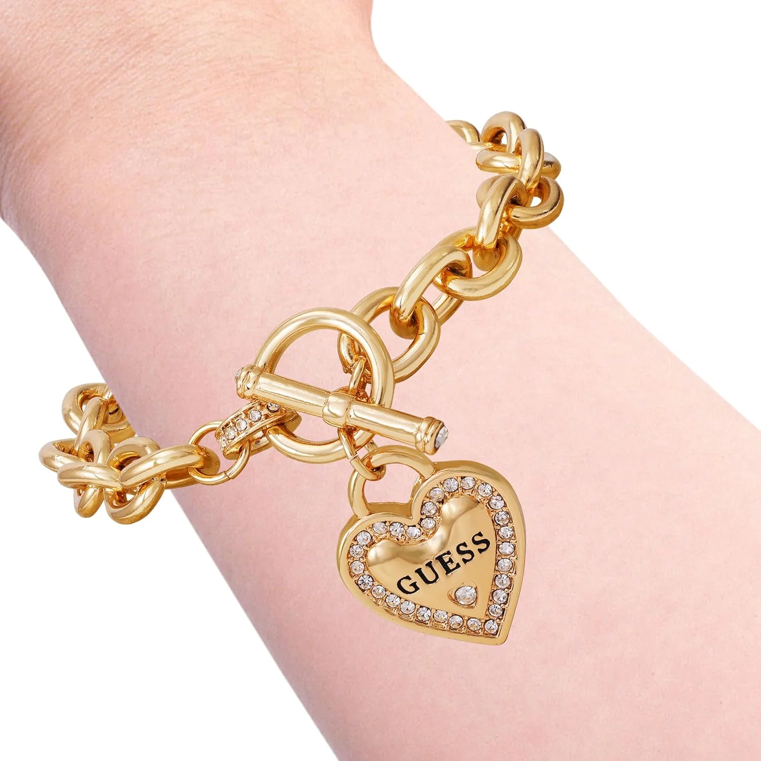 دستبند زنجیری طلایی رنگ با آویز قلب و لوگوی GUESS، سایز واحد، فلزی، بدون سنگ قیمتی دستبند زنجیری طلایی رنگ با آویز قلب و لوگوی GUESS، سایز واحد، فلزی، بدون سنگ قیمتی