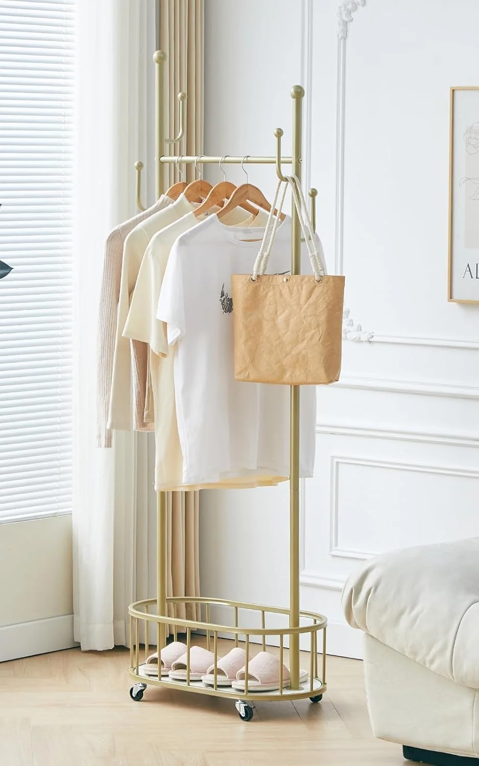 ریل لباس فلزی BOOSDEN، ریل لباس چرخ دار طلایی متحرک با قفسه و 4 آویز، 61 x 33.3 x 172 سانتی متر