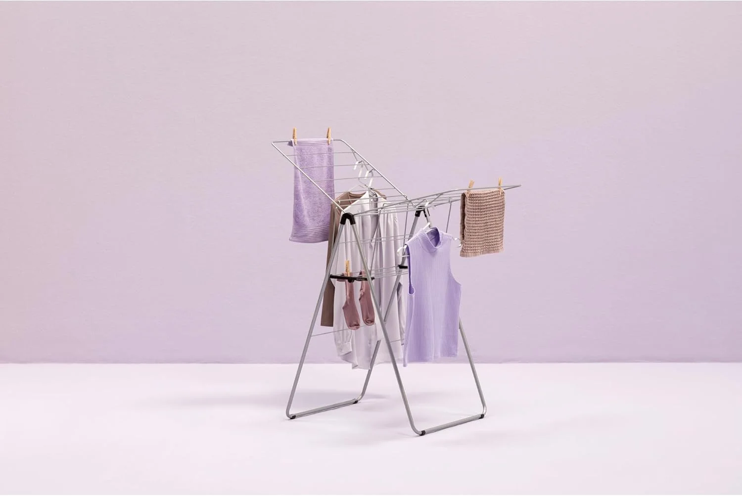 بند رخت تاشو برابانتیا HangOn، 15 متری، خاکستری متالیک - حداکثر تحمل وزن 12.5 کیلوگرم - دارای باله های قابل تنظیم - ایده آل برای لباس های ظریف - جمع و جور و تاشو