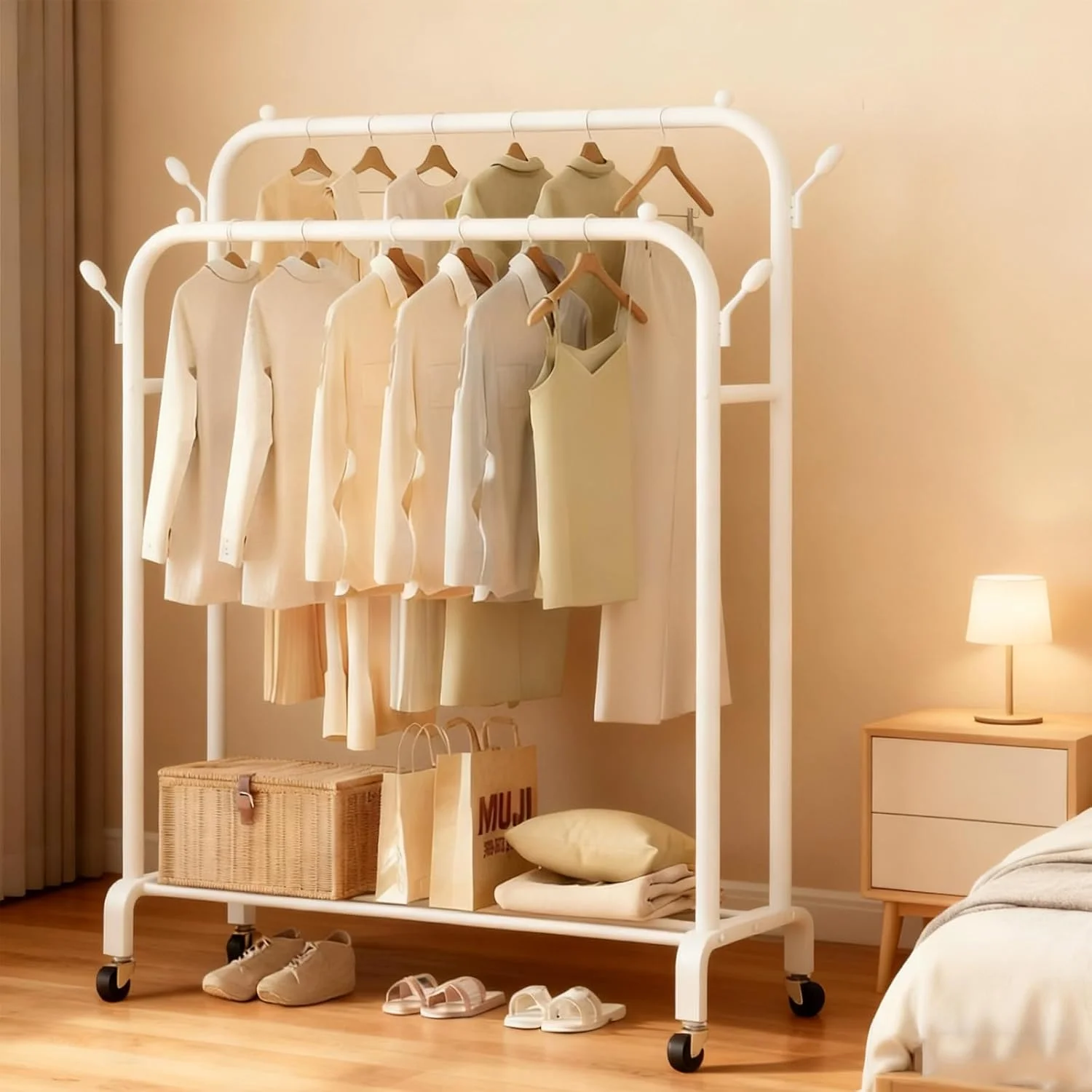 رگال لباس دو میله با چرخ، سازمان دهنده کمد ایستاده با قفسه های ذخیره سازی، رگال آویز لباس سنگین با چرخ های قفل شونده برای اتاق خواب، ورودی و دفتر کار (سفید)
