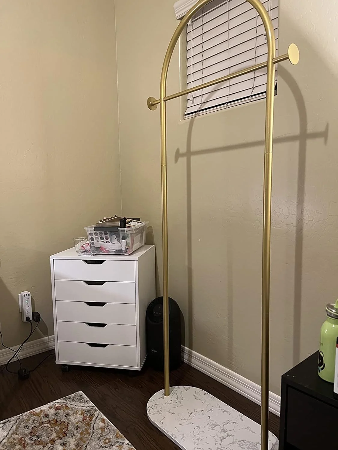 رگال لباس طلایی، رگال لباس ایستاده مدرن برای آویزان کردن لباس، رگال لباس سنگین با پایه مرمر، مناسب برای اتاق خواب، حمام، اتاق نشیمن، بوتیک ها، عرض 60 سانتی متر