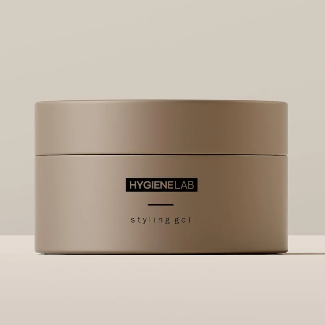 ژل مو مردانه HygieneLab - دارای تاییدیه EWG، قدرت نگهداری بالا، نمای مات، بافت سبک، رایحه چوب صندل، فرمول تمیز غیر سمی، مناسب برای انواع مو