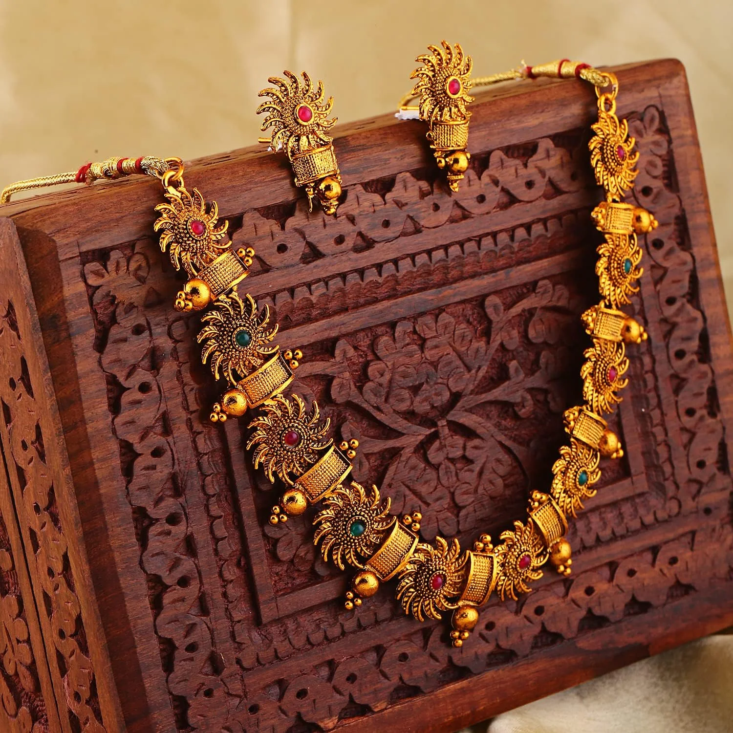 ست جواهرات گردنبند چوکر شیک و مجلسی با روکش طلای 18 عیار برای بانوان ست جواهرات گردنبند چوکر شیک و مجلسی با روکش طلای 18 عیار برای بانوان