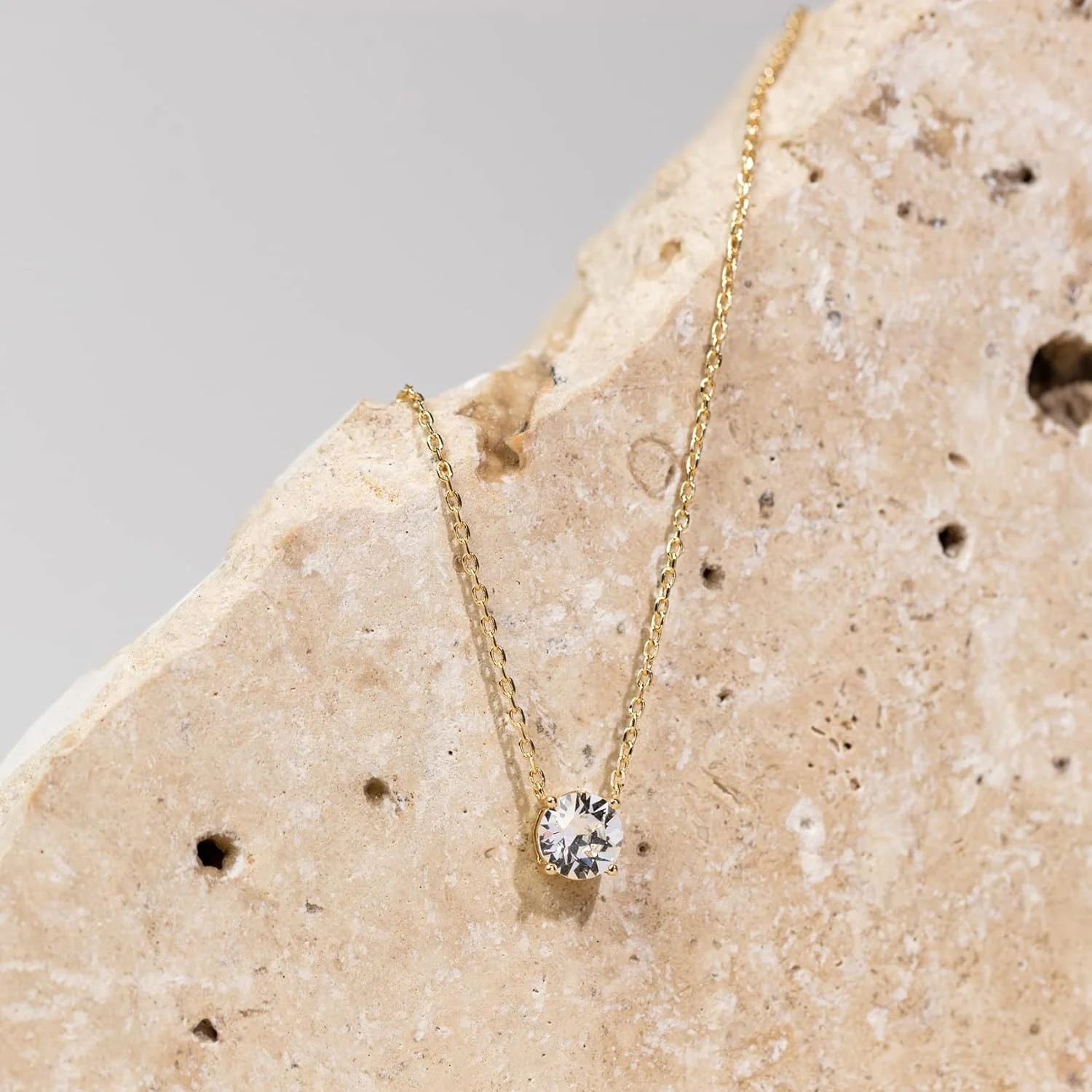 گردنبند چوکر ظریف تک نگین کریستالی با روکش طلای 14 عیار پاوی | گردنبند طلا زنانه