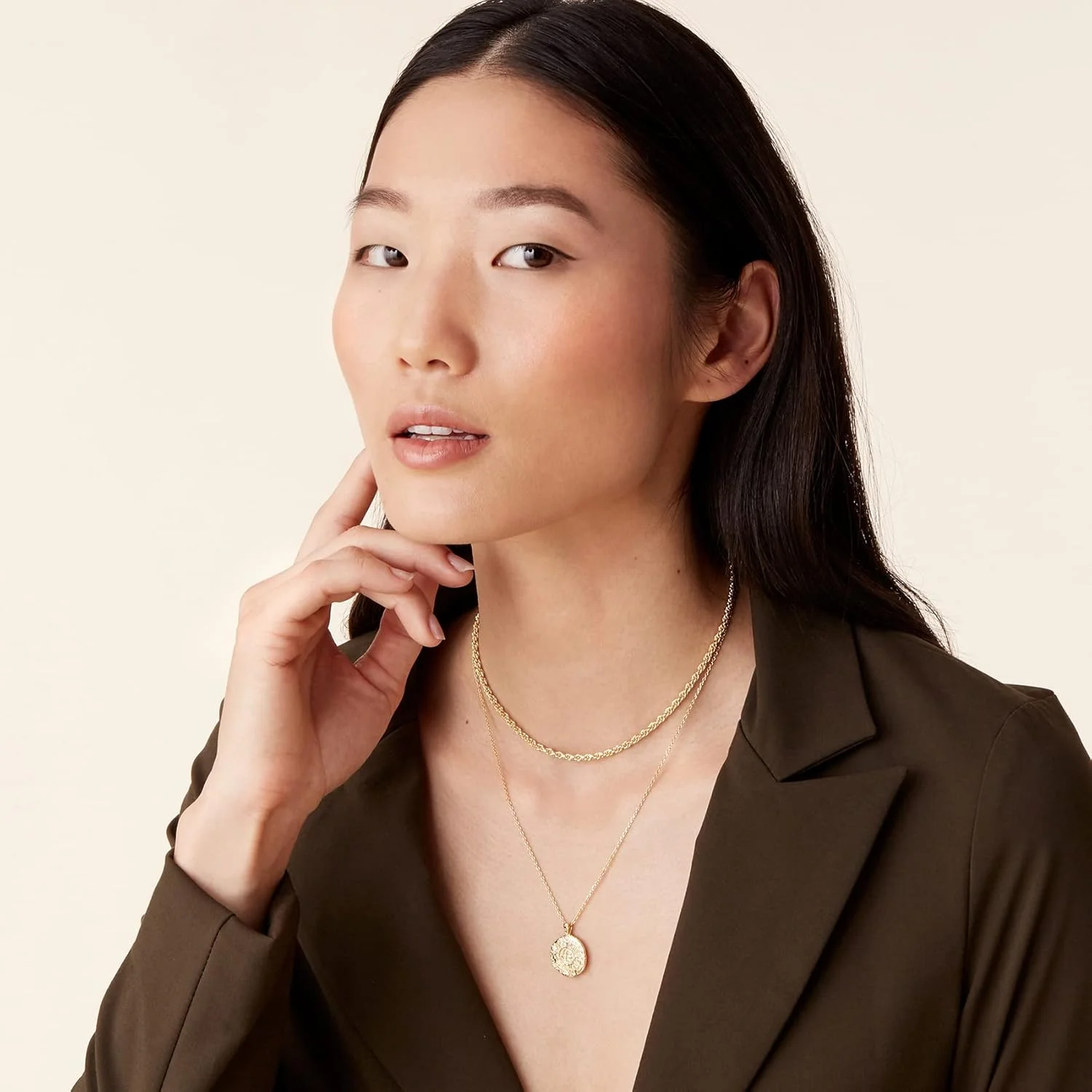 گردنبندهای لایه ای با روکش طلای 14 عیار PAVOI | گردنبندهای آویز با طراحی مینیمالیستی شیک | آویزهای میله ای، دایره ای، نیلوفر آبی، دیسکی و پلاک گردنبندهای لایه ای با روکش طلای 14 عیار PAVOI | گردنبندهای آویز با طراحی مینیمالیستی شیک | آویزهای میله ای، دایره ای، نیلوفر آبی، دیسکی و پلاک