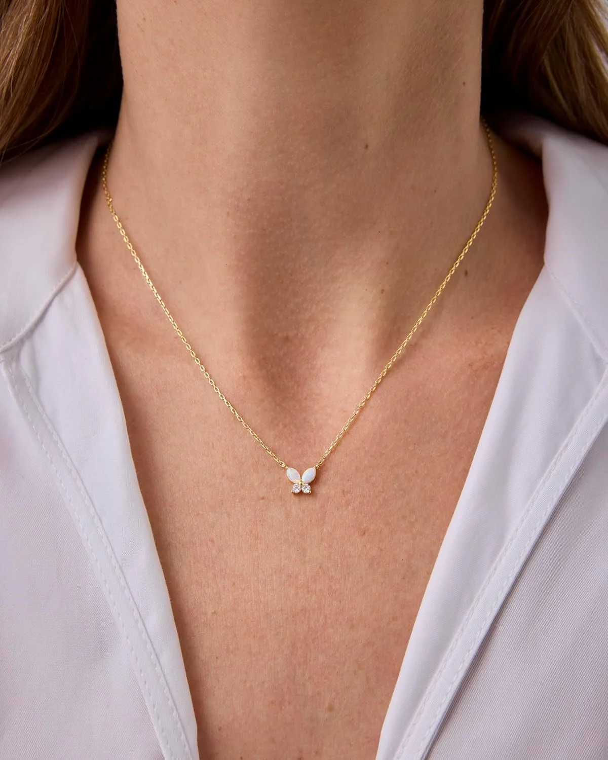 گردنبند آویز پروانه ای کوچک پاوی با روکش طلای 14 عیار، نگین های زیرکونیا و اپال | گردنبند ظریف