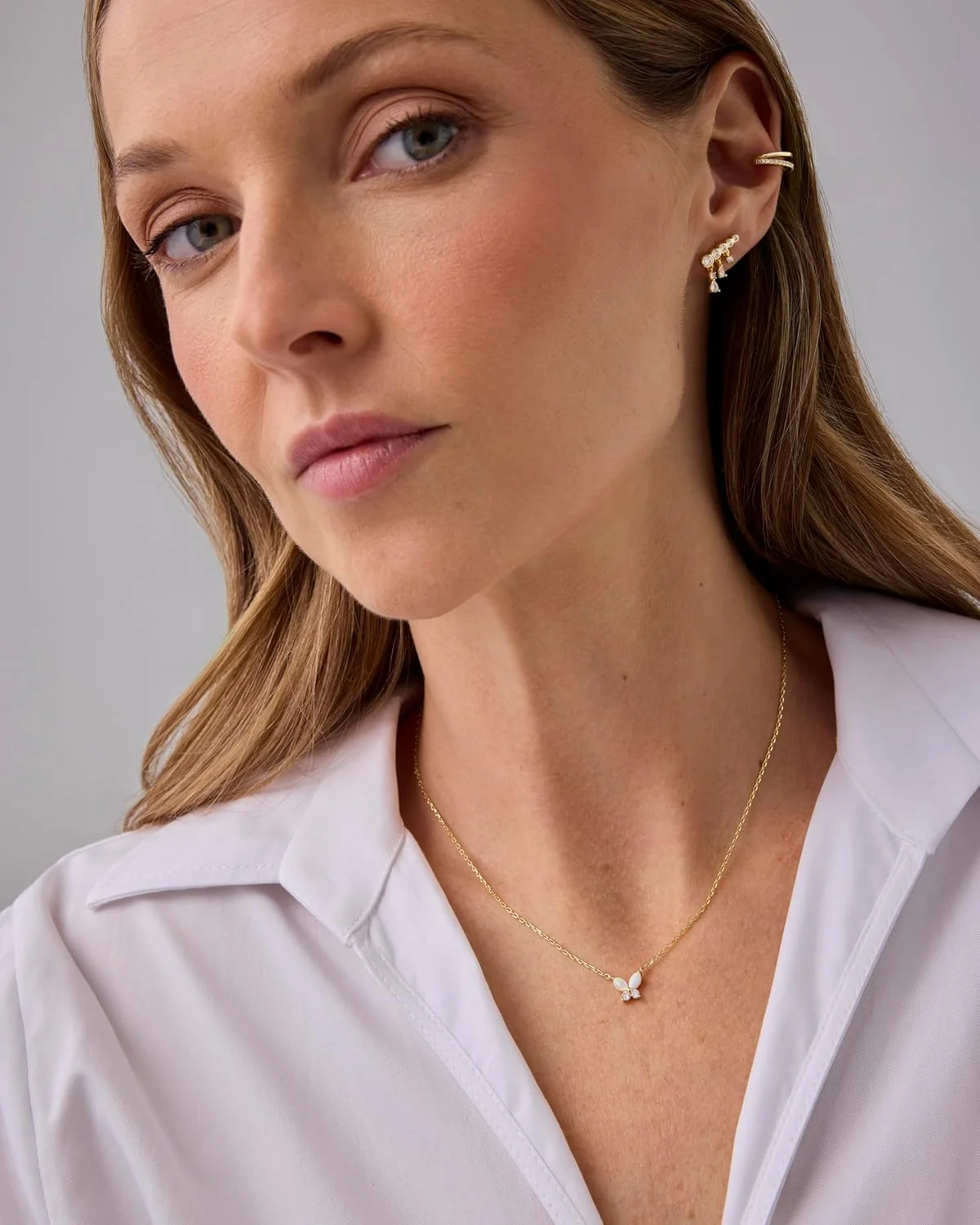 گردنبند آویز پروانه ای کوچک پاوی با روکش طلای 14 عیار، نگین های زیرکونیا و اپال | گردنبند ظریف