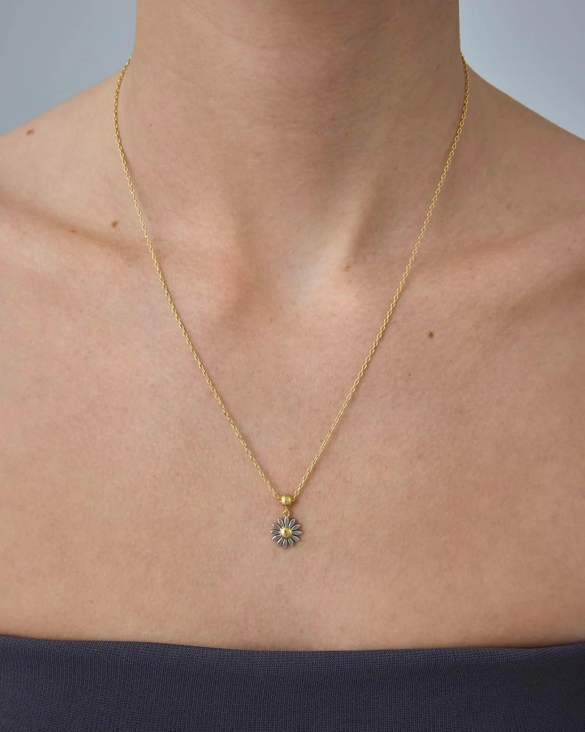 گردنبند آویز گل مینا دو رنگ با روکش طلای 14 عیار PAVOI برای زنان | جواهرات آویز مد روز فلزات ترکیبی | زنجیر کشویی قابل تنظیم