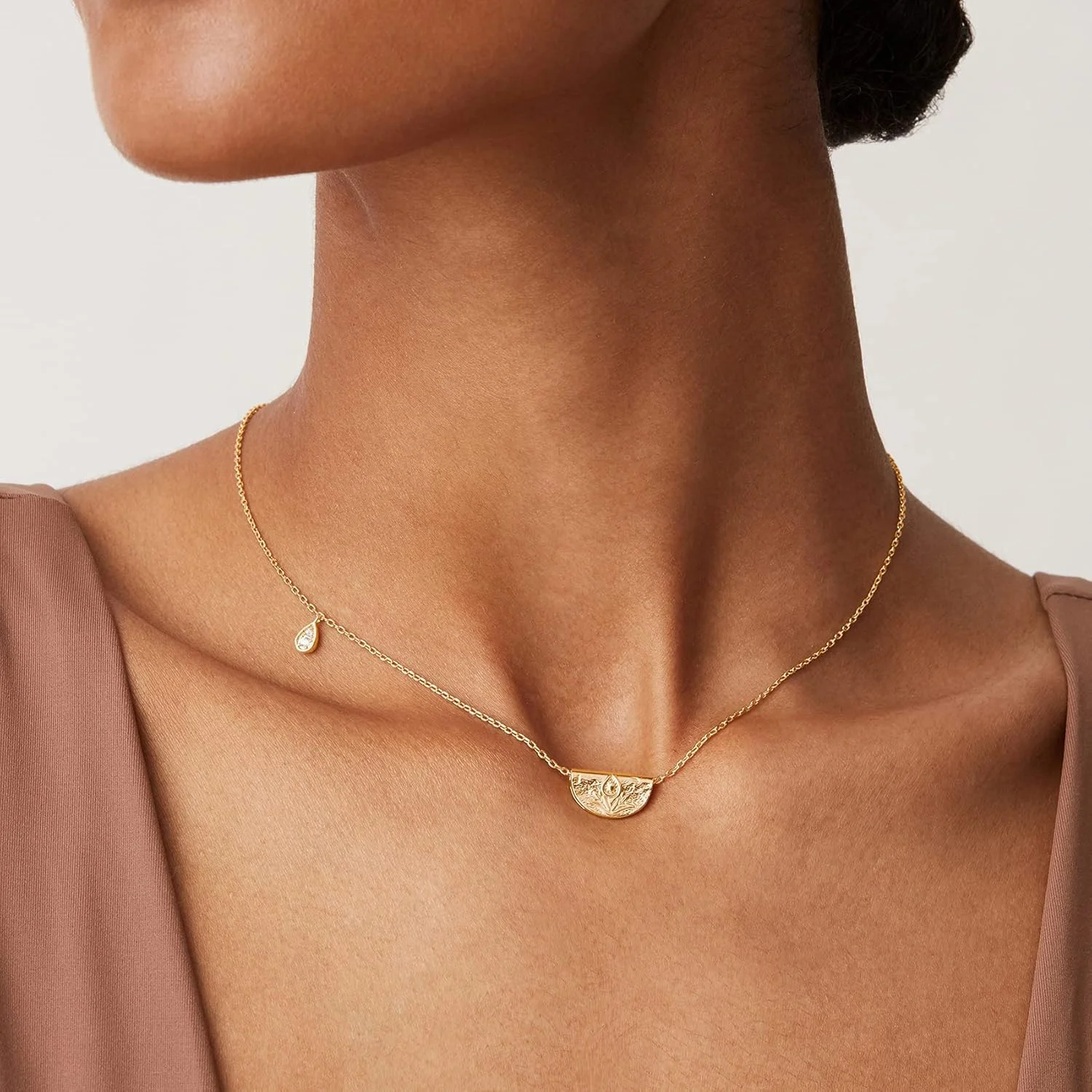 گردنبند آویز سکه حکاکی شده روکش طلای 14 عیار PAVOI برای زنان | آویز سکه بیزانسی | گردنبند بوهمی