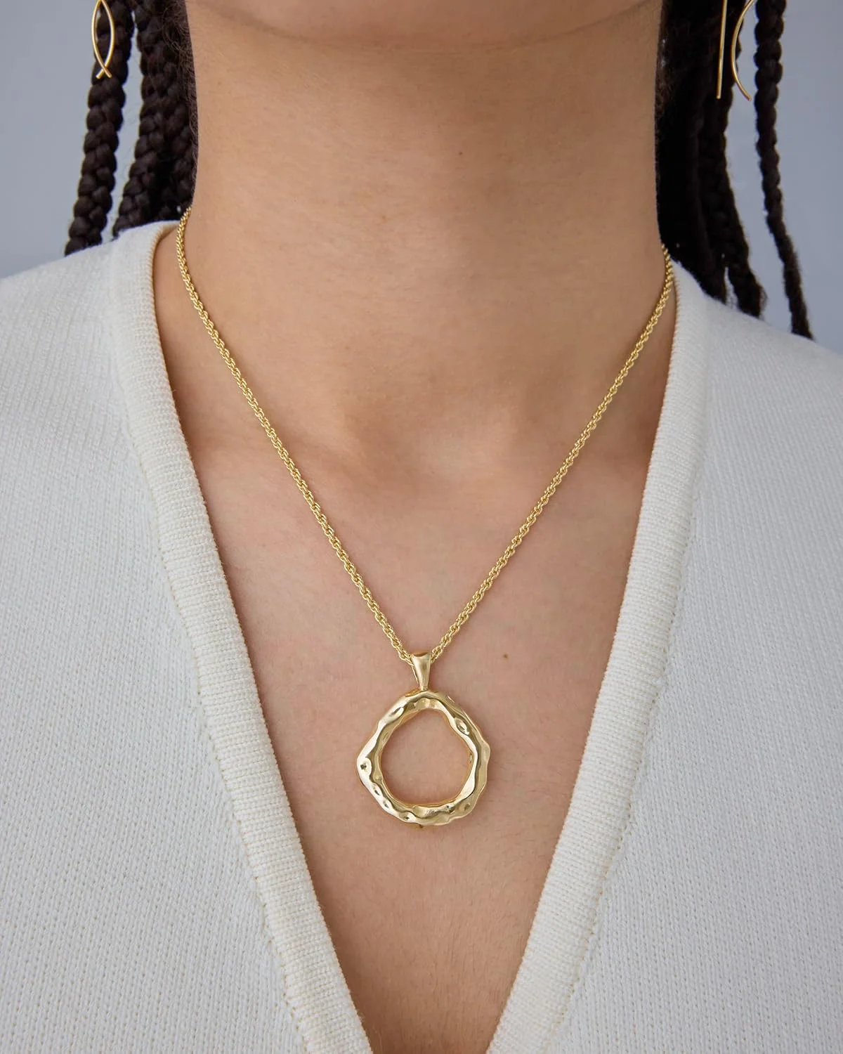 گردنبند آویز زنانه پاوی با روکش طلای 14 عیار - آویز دایره ای چکش کاری شده با طرح صدف دریایی تابستانی - گردنبند زنجیری بافت طنابی گردنبند آویز زنانه پاوی با روکش طلای 14 عیار - آویز دایره ای چکش کاری شده با طرح صدف دریایی تابستانی - گردنبند زنجیری بافت طنابی