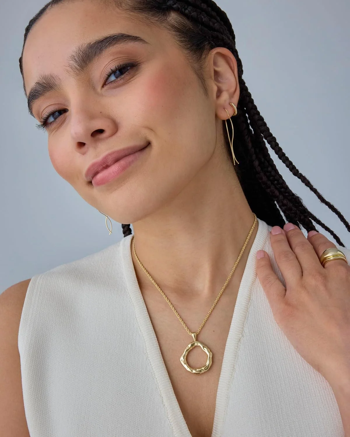 گردنبند آویز زنانه پاوی با روکش طلای 14 عیار - آویز دایره ای چکش کاری شده با طرح صدف دریایی تابستانی - گردنبند زنجیری بافت طنابی گردنبند آویز زنانه پاوی با روکش طلای 14 عیار - آویز دایره ای چکش کاری شده با طرح صدف دریایی تابستانی - گردنبند زنجیری بافت طنابی