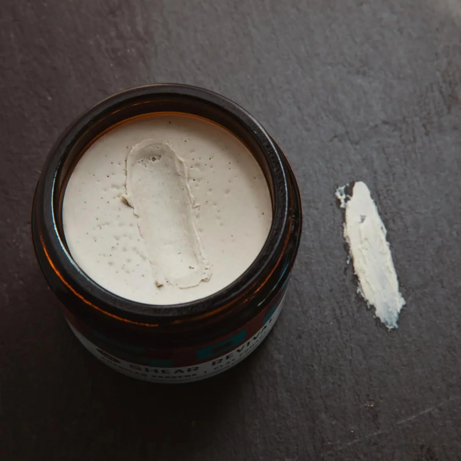 پماد خاک رسی American Gardens از Shear Revival | خمیر مات حالت دهنده موی حرفه ای با قدرت نگهدارندگی بالا، فرمول مبتنی بر آلوئه ورا برای حجم دهی و بافت دهی، رایحه پرتقال وحشی و خزه بلوط 96 گرم