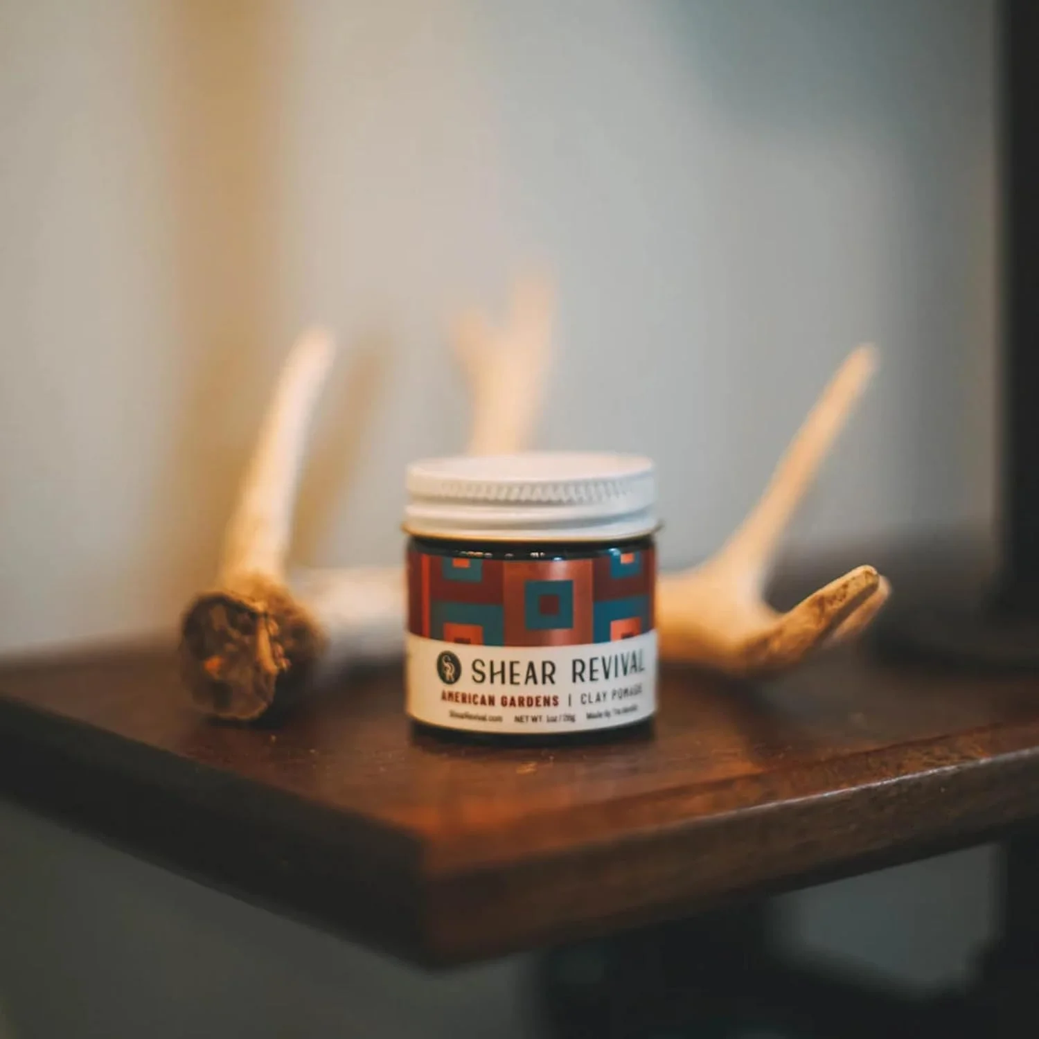 پماد خاک رسی American Gardens از Shear Revival | خمیر مات حالت دهنده موی حرفه ای با قدرت نگهدارندگی بالا، فرمول مبتنی بر آلوئه ورا برای حجم دهی و بافت دهی، رایحه پرتقال وحشی و خزه بلوط 96 گرم