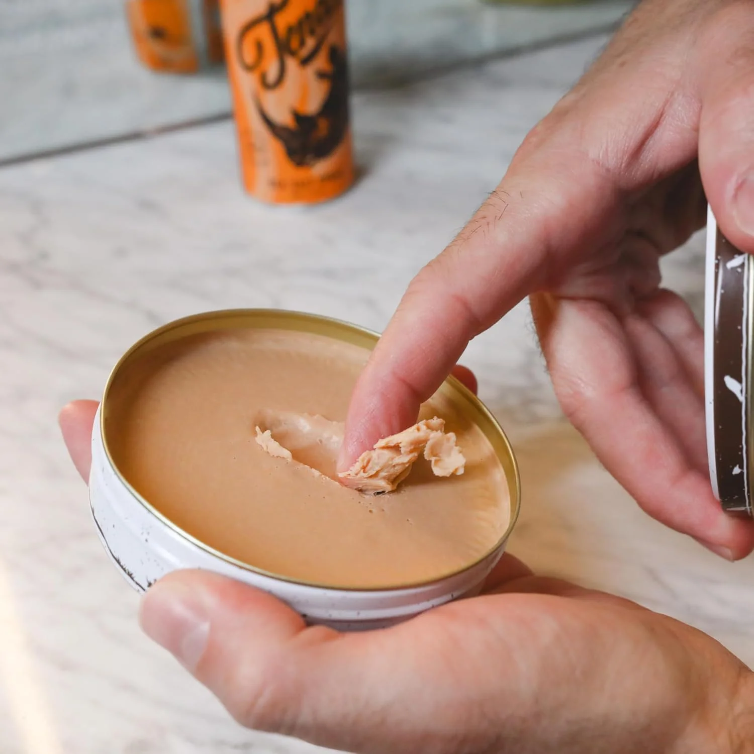 پماد خاک رسی Tenax برای آقایان، حجم و بافت به موهای مرطوب یا خشک می بخشد پماد خاک رسی Tenax برای آقایان، حجم و بافت به موهای مرطوب یا خشک می بخشد