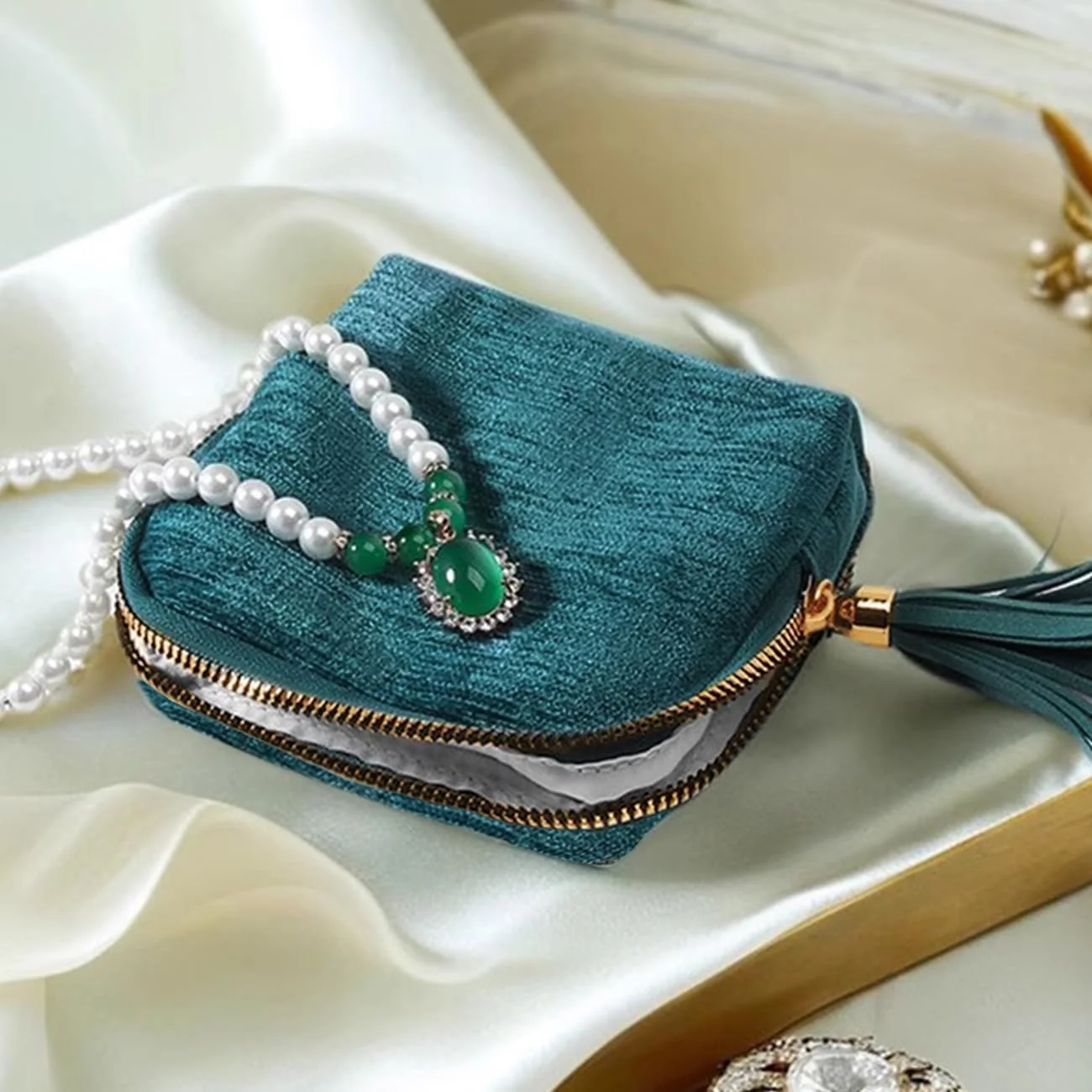کیف نگهدارنده جواهرات با زیپ منگوله دار، 5 محفظه، کیف نگهداری قابل حمل برای دستبند، ساعت، انگشتر، گوشواره، گردنبند، نگهدارنده جواهر جمع و جور، هدیه شیک برای خانم ها (آبی طاووسی)
