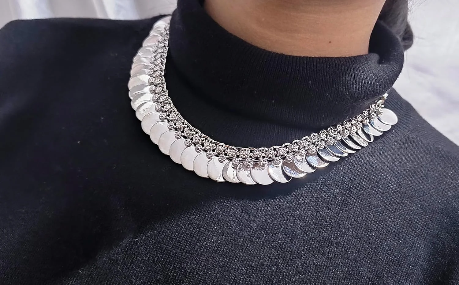 گردنبند دست ساز لمسی هندی بالیوود، طرح قبیله ای بوهمی، سکه ای با دانه های عجیب و غریب، زیورآلات نقره ای زنانه. گردنبند دست ساز لمسی هندی بالیوود، طرح قبیله ای بوهمی، سکه ای با دانه های عجیب و غریب، زیورآلات نقره ای زنانه.