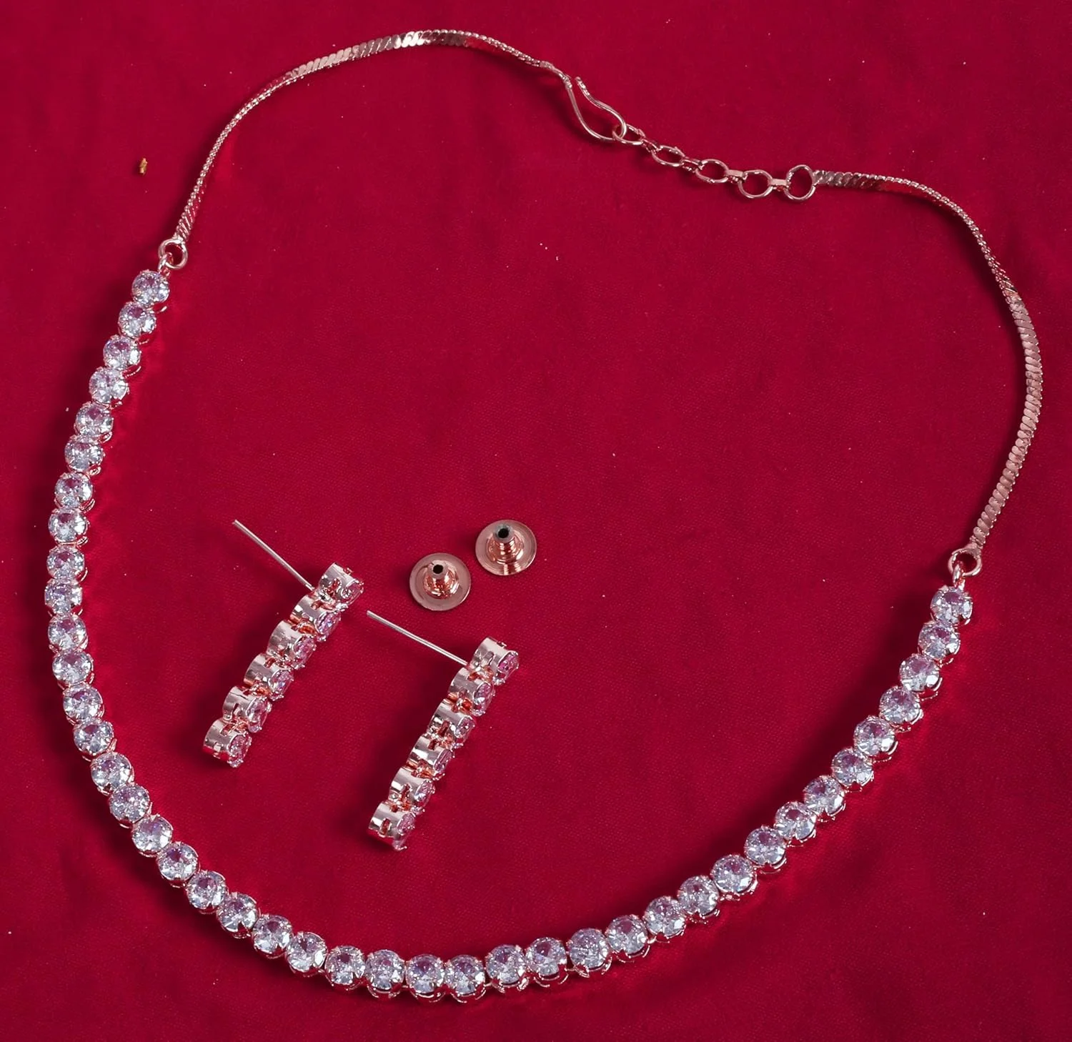 گردنبند و گوشواره زنانه تاچ استون با روکش رزگلد، طرح الماس، برش گرد، زیرکونیا، زنجیر ضخیم، جواهرات طراح. گردنبند و گوشواره زنانه تاچ استون با روکش رزگلد، طرح الماس، برش گرد، زیرکونیا، زنجیر ضخیم، جواهرات طراح.