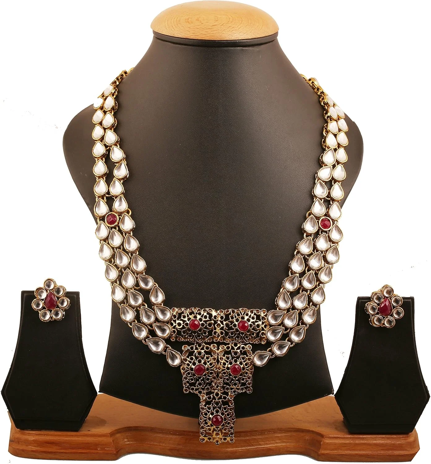 تاچ استون "مجموعه جالی مغول" جواهرات مجلل و افسانهای بالیوودی الهام گرفته از دوره باشکوه مغول، شامل سنگ های کندان پولکی و یاقوت مصنوعی، ست گردنبند بلند رانی هار، طراحی شده برای عروس، با رنگ طلایی عتیقه، مخصوص بانوان. تاچ استون "مجموعه جالی مغول" جواهرات مجلل و افسانهای بالیوودی الهام گرفته از دوره باشکوه مغول، شامل سنگ های کندان پولکی و یاقوت مصنوعی، ست گردنبند بلند رانی هار، طراحی شده برای عروس، با رنگ طلایی عتیقه، مخصوص بانوان.