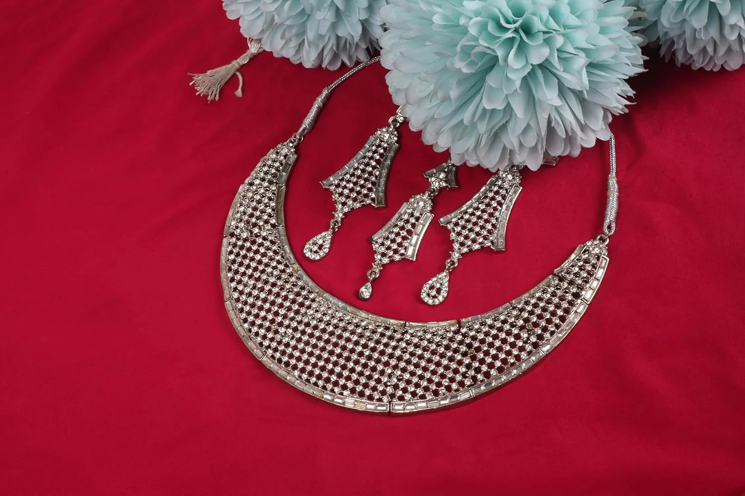 تاچ استون ست جواهرات طرح هندی بالیوودی شامل گردنبند، گوشواره و مانگتیکا با نگین های سفید درخشان، کار دست، مناسب بانوان تاچ استون ست جواهرات طرح هندی بالیوودی شامل گردنبند، گوشواره و مانگتیکا با نگین های سفید درخشان، کار دست، مناسب بانوان