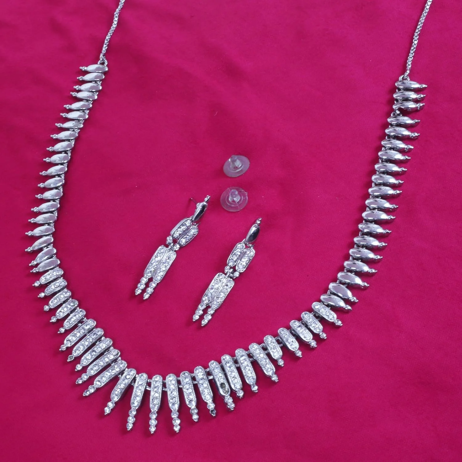 تاچ استون! ست گردنبند و جواهرات دست ساز بالیوودی با نگین های سفید درخشان و طراحی هوشمندانه با روکش نقره ای برای بانوان تاچ استون! ست گردنبند و جواهرات دست ساز بالیوودی با نگین های سفید درخشان و طراحی هوشمندانه با روکش نقره ای برای بانوان