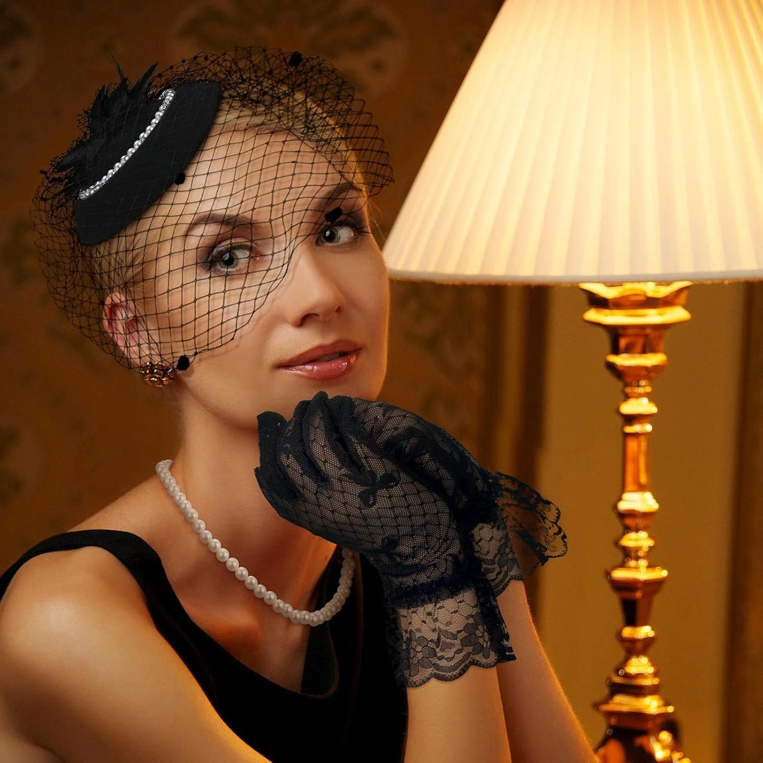 کلاه فسینیتور زنانه خزنه با دستکش توری کوتاه و گردنبند مرواریدی برای مهمانی چای و عروسی کلاه فسینیتور زنانه خزنه با دستکش توری کوتاه و گردنبند مرواریدی برای مهمانی چای و عروسی