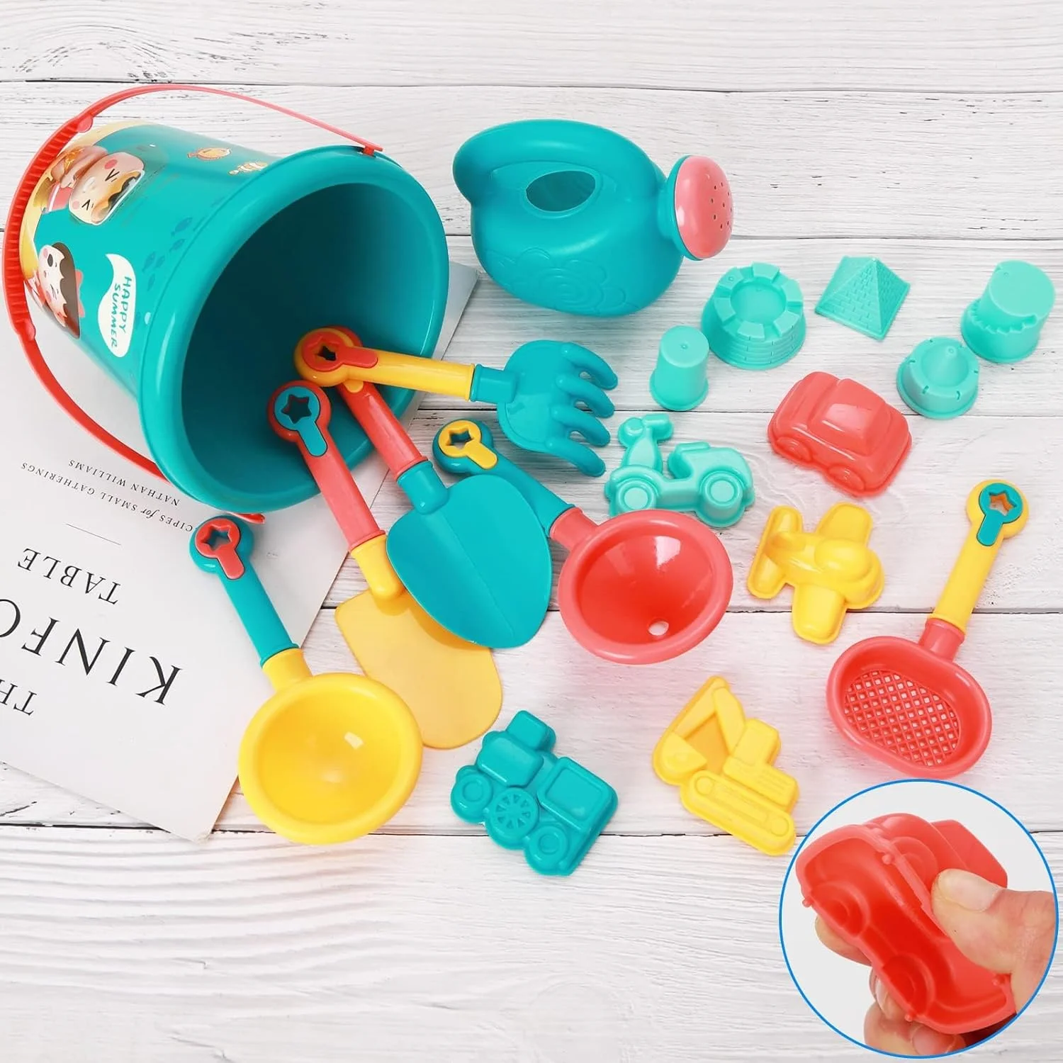 مجموعه اسباب بازی ساحلی کودکان، 18 تکه اسباب بازی شن و ماسه با سطل، آبپاش، بیل، چنگک، قلعه، حفار، قالب ماشین و کیف توری قابل استفاده مجدد، ابزار شن و ماسه سرگرم کننده در فضای باز برای کودکان نوپا پسران دختران