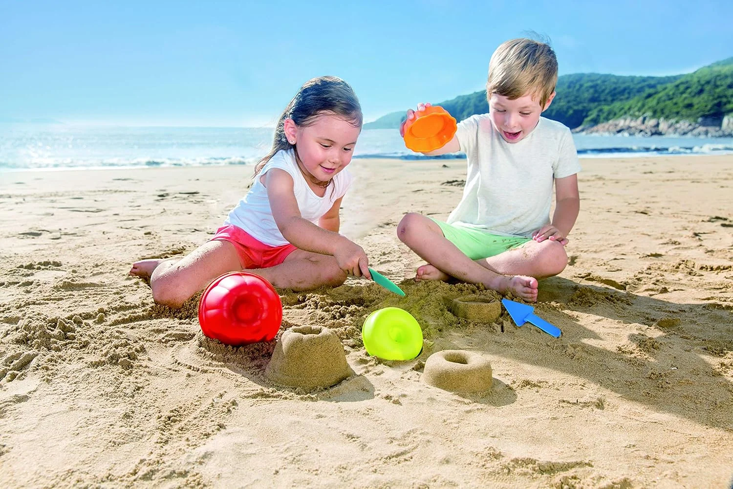 ست اسباب بازی شن و ماسه سه نفره نانوایی Hape برای کودکان نوپا، مجموعه 5 تکه اسباب بازی ساحل و شن برای کودکان، قالب های پخت شن و ماسه اسباب بازی برای کودکان، چند رنگ، مناسب برای 18 ماه به بالا