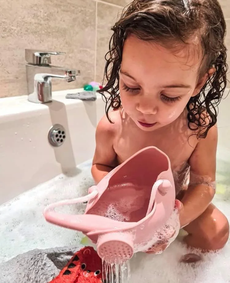 آبپاش کودکانه اسکرانچ - ابزار باغبانی کودکان برای بازی های پر هرج و مرج - آبپاش کوچک و انعطاف پذیر برای گودال شن، میز آب و بازی حسی، صورتی فلامینگو