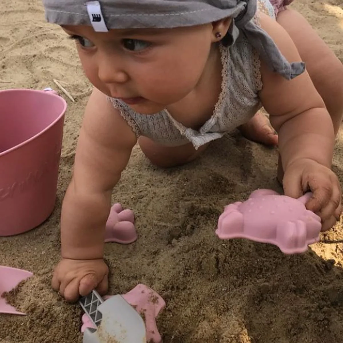 سطل تاشو، بیلچه و قالب - اسباب بازی های ساحلی سیلیکونی، لوازم ضروری تعطیلات برای کودکان - شامل سطل تاشو، بیلچه و قالب های شن، عالی برای گودال شن، باغ و بازی با آب - آسمان آبی