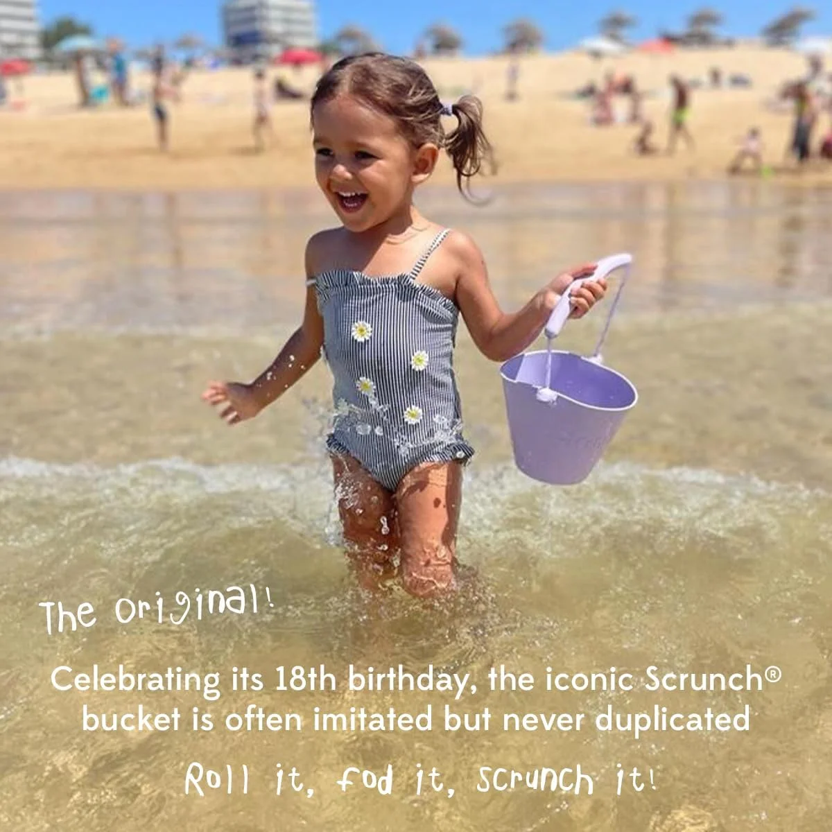 سطل تاشو، بیلچه و قالب - اسباب بازی های ساحلی سیلیکونی، لوازم ضروری تعطیلات برای کودکان - شامل سطل تاشو، بیلچه و قالب های شن، عالی برای گودال شن، باغ و بازی با آب - آسمان آبی