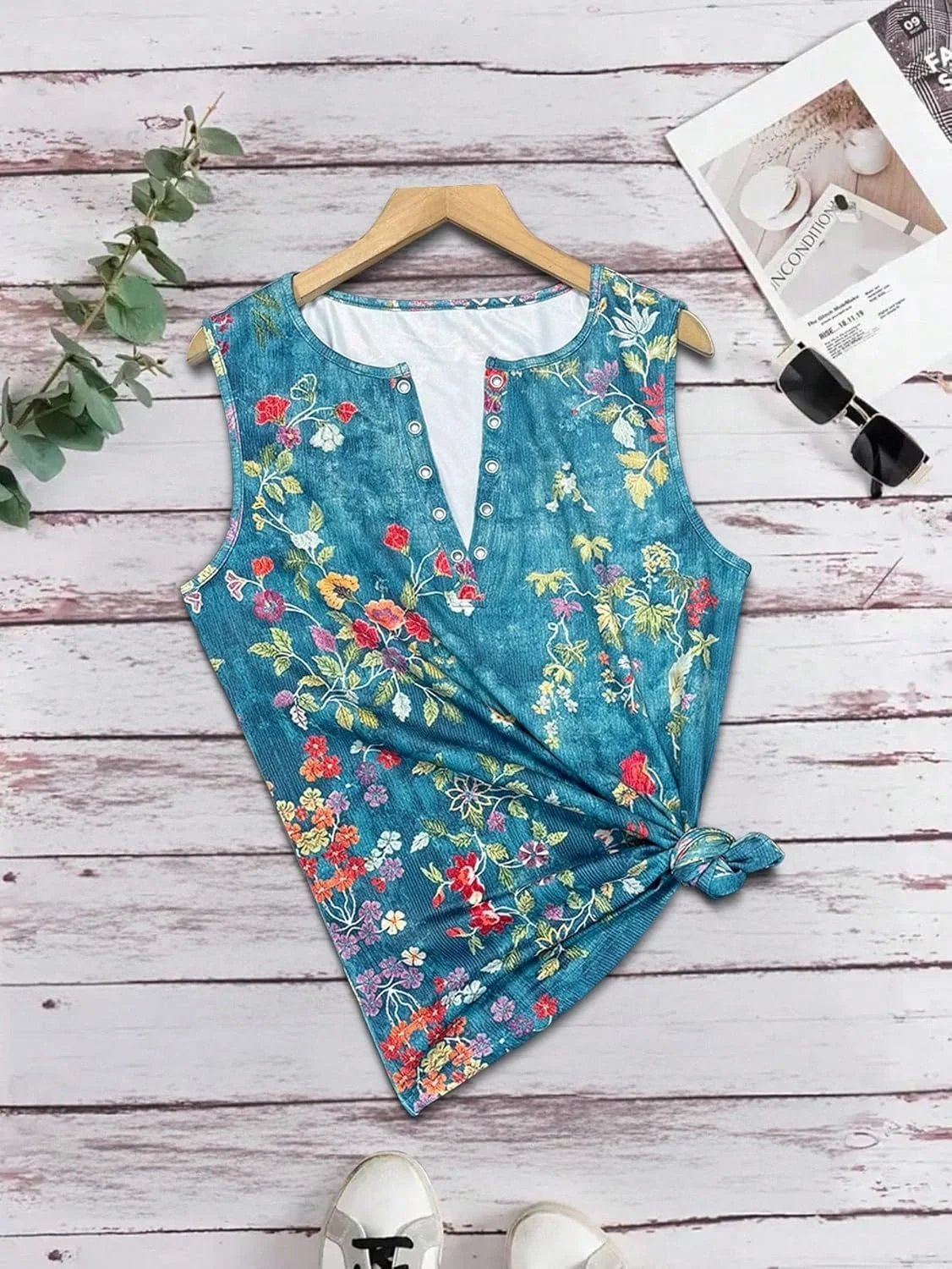 بلوز زنانه آستین حلقه ای طرح دار یقه گرد دکمه دار مناسب تعطیلات تابستانی ساحلی بلوز زنانه آستین حلقه ای طرح دار یقه گرد دکمه دار مناسب تعطیلات تابستانی ساحلی