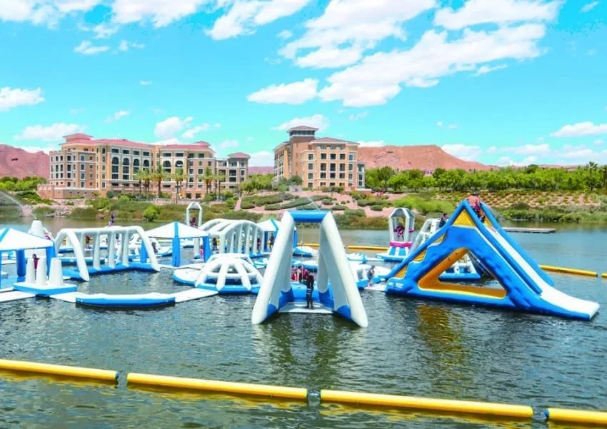 پارک ترامپولین بادی شناور روی آب با سرسره مثلثی مناسب بزرگسالان و کودکان پارک ترامپولین بادی شناور روی آب با سرسره مثلثی مناسب بزرگسالان و کودکان