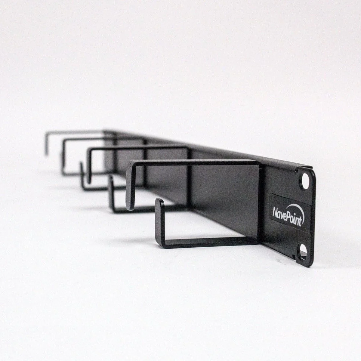 پنل مدیریت کابل رک مونت 1U افقی 19 اینچی NavePoint با 4 حلقه D به عمق 2 اینچ، مشکی پنل مدیریت کابل رک مونت 1U افقی 19 اینچی NavePoint با 4 حلقه D به عمق 2 اینچ، مشکی