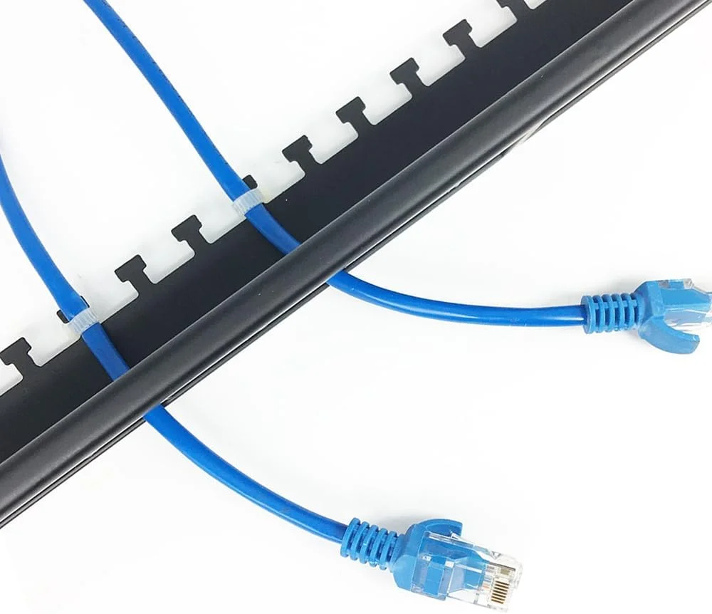 پنل مدیریت کابل برس دار 1U، نصب افقی در رک، دارای شکاف برس مرتب برای ورود کابل، مناسب رک سرور 19 اینچی یا کابینت شبکه