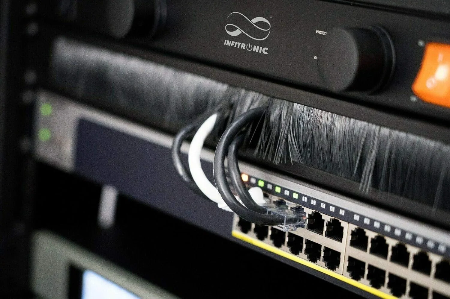 صفحه پوشاننده رک 19 اینچی 2U فولادی اینفیترونیک مدل INSIRB112BRUSH به همراه نوار برس دار کابینت شبکه (نصب بدون ابزار) (2U با نوار برس دار)